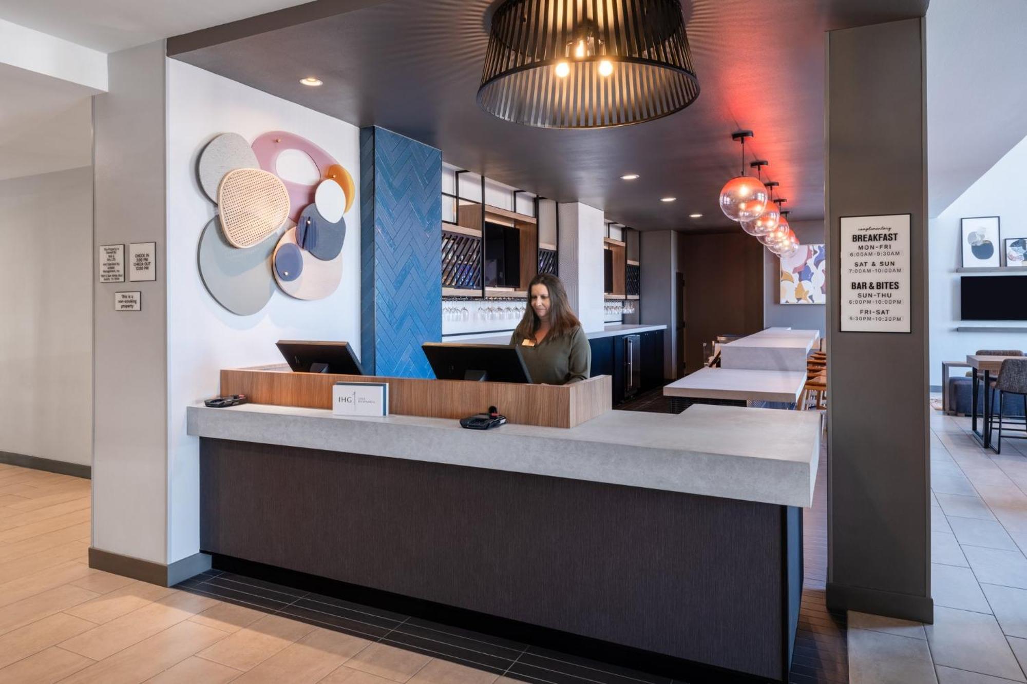 Hotel Atwell Airport By Ihg 3*