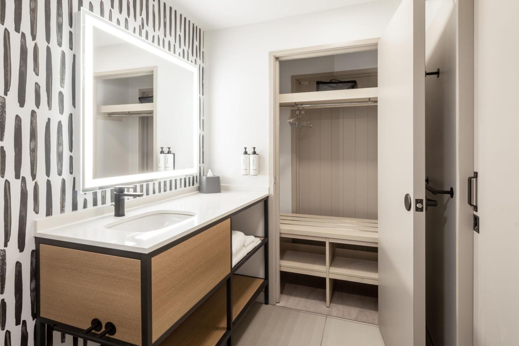 Atwell Airport By Ihg Hotel